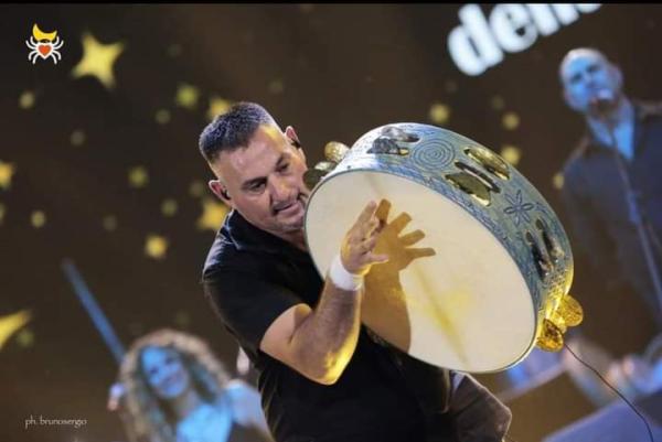 𝗖𝗮𝗿𝗹𝗼 "𝗖𝗮𝗻𝗮𝗴𝗹𝗶𝗮" Live + Workshop di Tamburello (Canaglia) e Danza salentina (Longo)